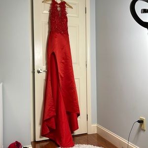 This is an amazing silk prom dress. This dress has an nice trail and it’s fit.